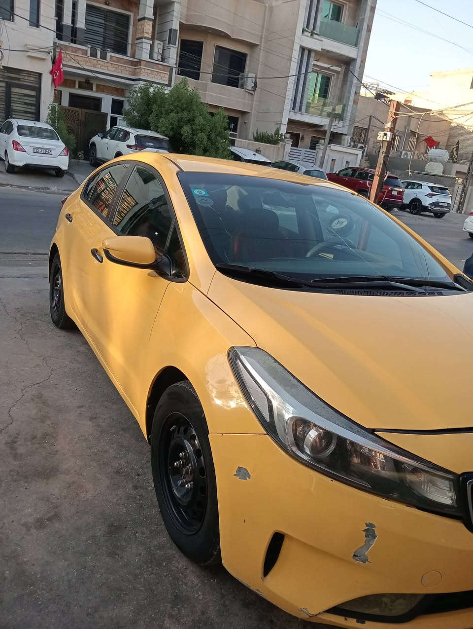 السلام عليكم 
كيا فورتي امريكي موديل 17
مواصفات عاديه 
مانع نزلاق 
3 وضعيات قيادة 
تحكم ستيرن جهتين 
شاشه كامرة خلفيه دوارة
حادثه باب سايق والوراة 
مبدلات اصلي شركة 
ايرباك بردة وكشن فقط
كير ومكينة جدد برغي ممفتوح بيهن
حادثه مرفق بالمنشور 
والسونار مرفق 
السعر 105 وبيه مجال 
مكانه بغداد الامين الثانية 
الاتصال ***********

