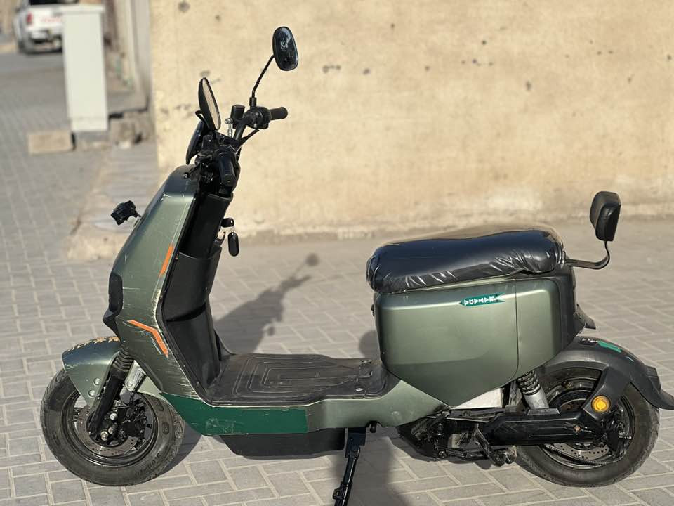 السلام عليكم دراجه شحن نوعيه راقيه كلشي شغال وشلعته تخبل  تبديل  نمر4 سرعتها 109 كيلو متر تمشي + بطاريات 🔋 ويلي أرقى شركة بالسوق وسريعه5بطاريات32 كهربائيات كله شغاله اشاير اليمنى ويسرا شغالات + زنون عالي ناصي      للتفاصيل راسلني خاص *********** متواجد فقط WhatsApp واتساب لحد يراسل بالتعليق تعالو واتساب
