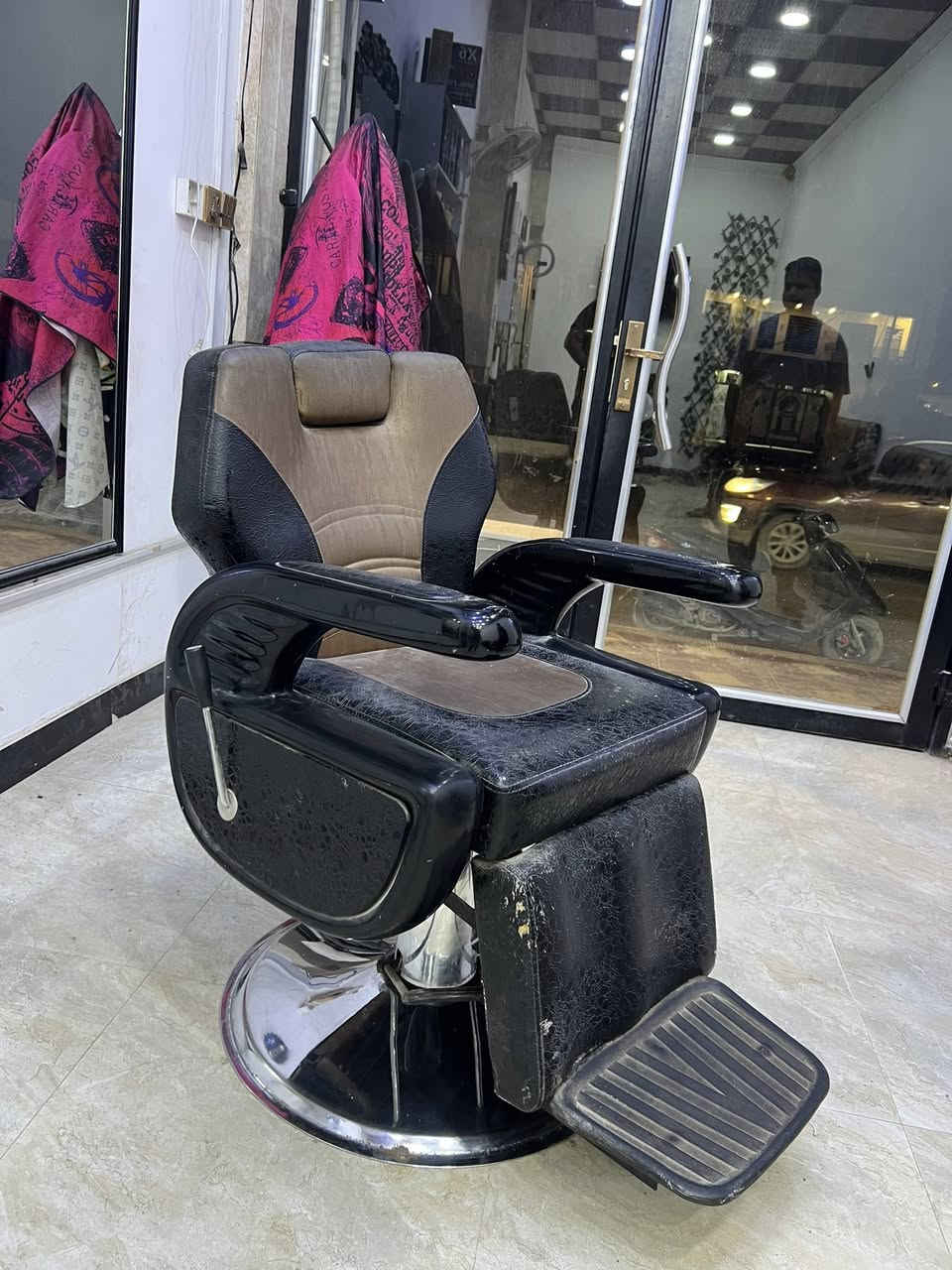 السلام عليكم

 3 كراسي 3 عرباين 2 رف للبيع مكاني حلة للاستفسار ***********  - *********** .
