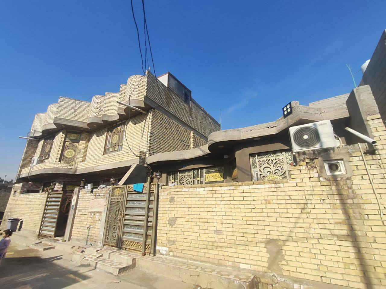 🪙بيوت اثنين مع قطعة ارض100م  للبيع 
الموقع.. كربلاء قرب سيطرة الأبراهيمية يبعد على الشارع العام 150 متر مقابل جامعة العميد و مستشفى العميد الجديدة
الاول المساحة : 150 متر
الواجهة: 12 متر / النزال : 12.5 متر
سنة البناء: 2022
جنس العقار: طابو زراعي سند 25
تفاصيل البيت الاول
استقبال
صالة
غرفة النوم    
مطبخ البارد
مطبخ الحار 
صحيات داخلية وخارجية وفي الطابق الثاني 
ثلاثة غرف نوم مع مجمع صحيات موضحات في الفيديو 
و ايضاً مخزن في الصطح 
والبيت الثاني مساحة 100 متر
واجهة 8 ونزال 12.5
 يحتوي على 
صالة 
استقبال 
مطبخ 
غرفة نوم 
مجمع صحيات
السعر  270 
للأستفسار الاتصال على الارقام : ‏‪***********
***********
