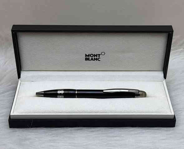 MONTBLANC
STARWALKER PLATINUM (Midnight) 
 مونت بلانك (طريق النجوم) ⭐️
جاف 
الماني المنشأ اصلي 
تصميم مميز من الرايتنج الاسود
المشبك + الحلقات بلاتينيوم اسود
حجم الخط M
جديد غير مستخدم 
مع العلبة الاصلية و الكرنتي 
للاستفسار المراسله على الواتساب او الاتصال بالرقم  *********** 
يوجد خدمة توصيل داخل بغداد و محافظات
