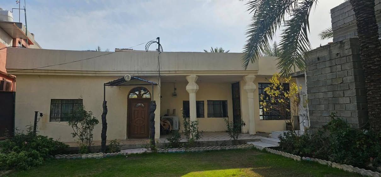 ثلاث منازل للبيع
(مجتمعاً او كل منزل على الانفراد)
*المنزل الاول
يتكون من :
 استقبال7*4
مطبخ7*4
الصالة5*7
غرفة5*4
سويت (غرفتين+صحيات) 
صحيات عدد2داخلي+1خارجي
حديقة امامية+حديقة جانبية وخلفي
*المنزل الثاني (طابو)
مساحة120 طابقين
الطابق الارضي  استقبال +صالة+مطبخ+صحيات داخلي وخارجي+غرفة
الطابق الاول غرفتان +صحيات 
*المنزل الثالث(طابقين)
الطابق الارضي يتكون من استقبال+صالة+مطبخ+غرفتان+صحيات داخلي وخارجي 
الطابق الاول يتكون من ٣غرف +صحيات
مكان الاسود كبير /شعنون 
***********
300متر ملك صرف طابو
