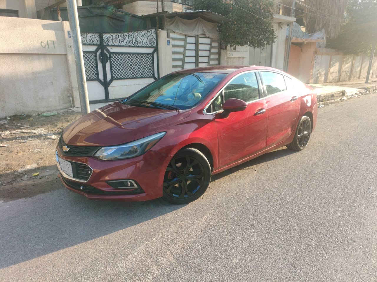 السلام عليكم... 
((( للبيع نقد )))شوفرليت كروز بريمير 2017 امريكي 
السياره ضررها الجاملغ الخلفي بدون ايرباك ، 
والبوند صبغ اثر شخوط، محرك وكير شرط رقم نينوى بأسمي وبيها كابون بانزين ومواصفات البريمير معروفه السيارة جاهزه الحمد لله يحتاجلها فقط حمام بولش
للتواصل  *********** متوفر واتساب
موقعي حي السكر 
السعر : (( 98 ورقة ) ) بيع نقد.
