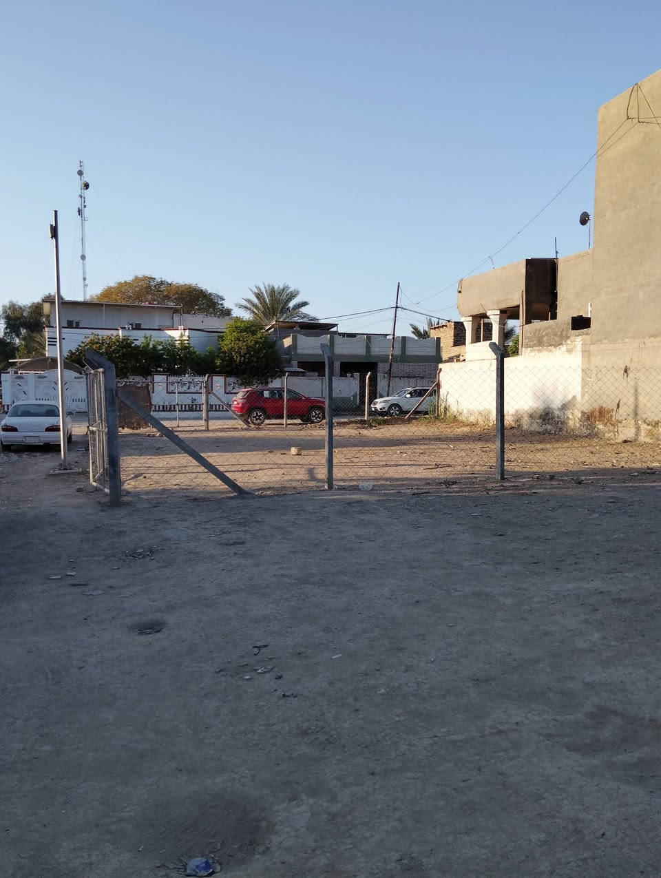 قطعة للبيع المساحة ٢٨٢ متر ركن مقابل مستوصف الهاشمية للاستفسار الاتصال على الرقم ***********
