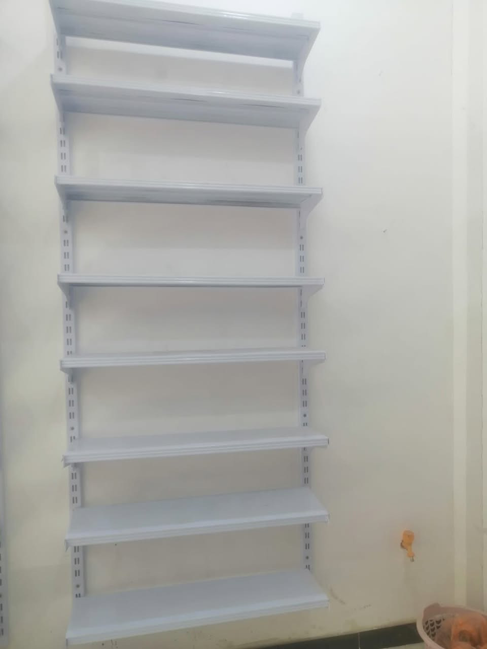 السلام عليكم متوفر رفوف محل لون ابيض واسود وجوزي مثل ما موضح بالفيديو السعر الأبيض 550 متكون من 6 خانات والجوزي 450 متكون من 2 خانه والسود متكون من 2 خانه اكبار للإستفسار اكثر الاتصال على الرقم ***********
