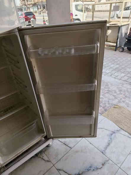 سلام عليكم ثلاجه حيل جديده شرط شركه ماطور غاز شركه ما مفتوح بيه برغي شغاله فول المكان تكريت القادسية قطعه 500مجمع الطبي السعر 200وبيه مجال 
***********

