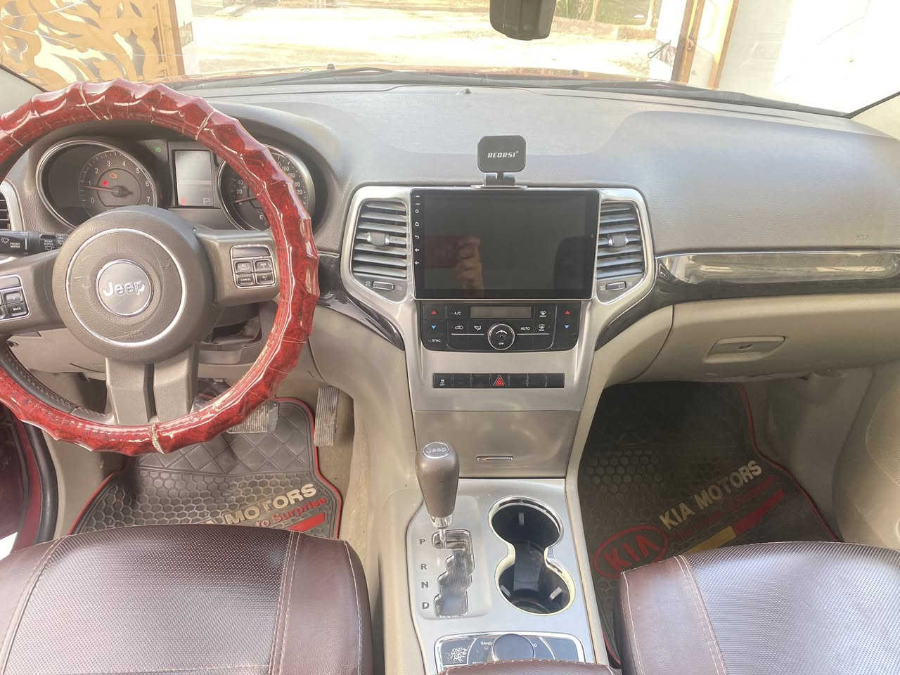 السلام عليكم 
جيب شيروكي موديل ٢٠١٣ خليجي كفاله فقط رش بنيد بدون فتح برغي ونص الجاملغ فقط رش بدون فتح شرط الفحص رقم بغداد باسمي كير مكينه بشرط سياره جديده احلى من الصور 
السعر / ١٧٦ $ 
مكاني كربلاء 
الاستفسار / ***********
