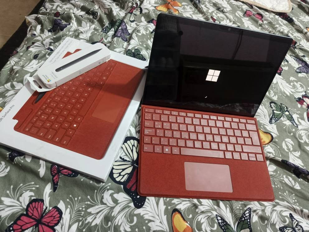 للبيع جهاز Microsoft Surface Pro 11 
بحالة ممتازة جداً ✨ شبه جديد
استخدام قليل جداً — فقط 25 دورة شحن 🔋
💻 المواصفات:
• الشاشة: 13 إنش PixelSense
• المعالج: Snapdragon X Plus بسرعة 3.4GHz ⚡
• الرام: 16GB RAM
• التخزين: 512GB SSD
• نظام تشغيل Windows 11
• أداء قوي، خفيف جداً، وبطارية ممتازة
🎁 يأتي مع:
✅ الكيبورد الأصلي Surface Keyboard
✅ القلم الأصلي Surface Pen
جهاز مثالي للعمل، الدراسة، الاجتماعات، التصميم والمهام اليومية 👌
📌 الحالة: نظيف جداً مثل الجديد
📩 للتواصل والاستفسار خاص بغداد, العراق


**إذا كنت صاحب هذا الإعلان وتريد حذفه لأي سبب، رجاءا أرسل رسالة إلى الدعم الفني**