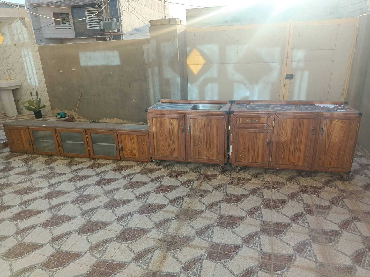 للبيع كاونتر مطبخ متوسط الحجم نظيف وكما موضح بالصورة عبارة عن سنك والقطعة الوسطية والملحق تعليك رايده ب100 وبيه مجال مستعجل عليه كلش وهذا رقمي ***********
