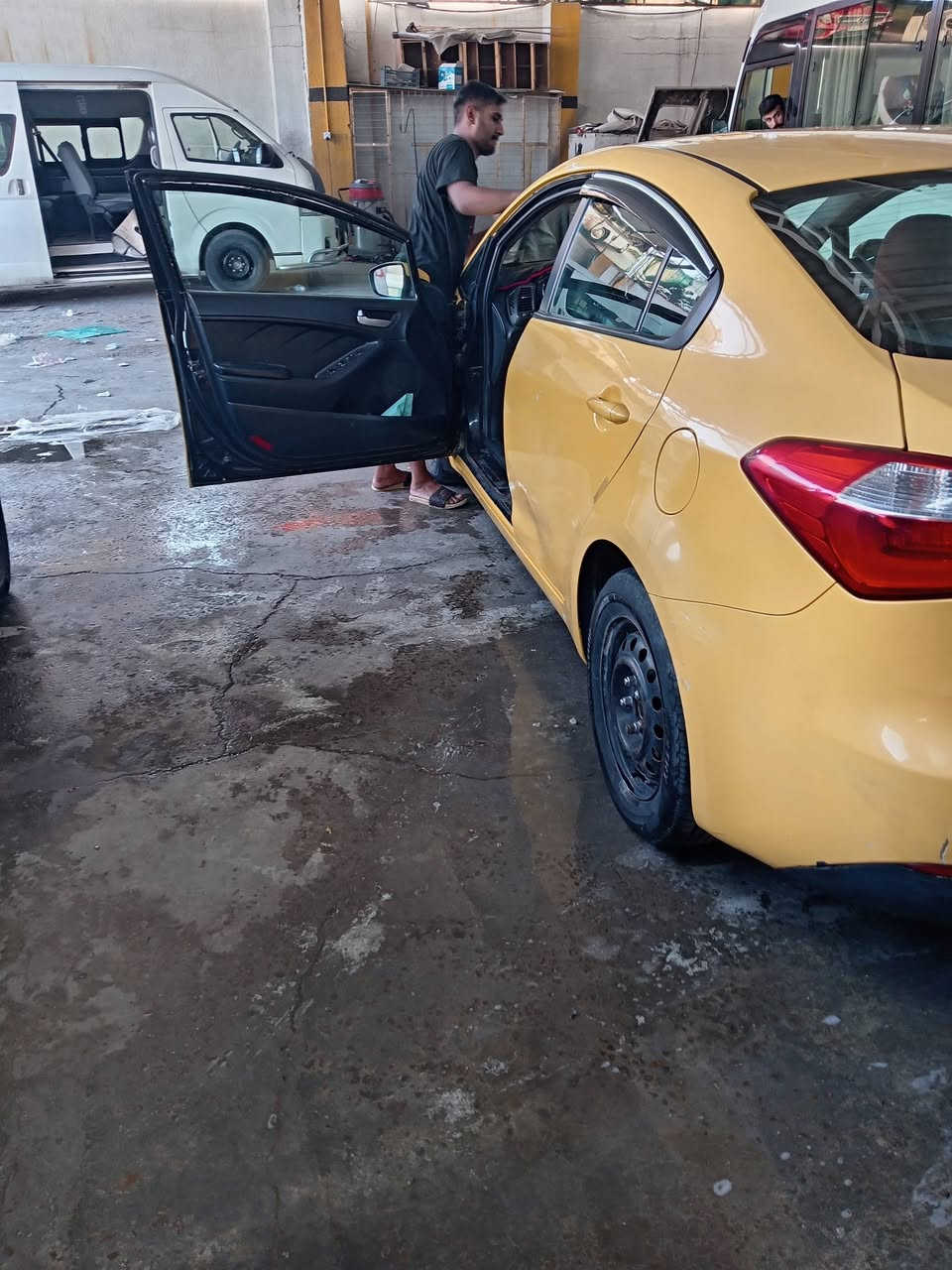 سلام عليكم موديل 14 رقم انكليزي مكينه 1800دوش مكينه وكير مكفوله حادثه بس جاملخ أيسر *********** مكاني بغداد مدينه الصدر
