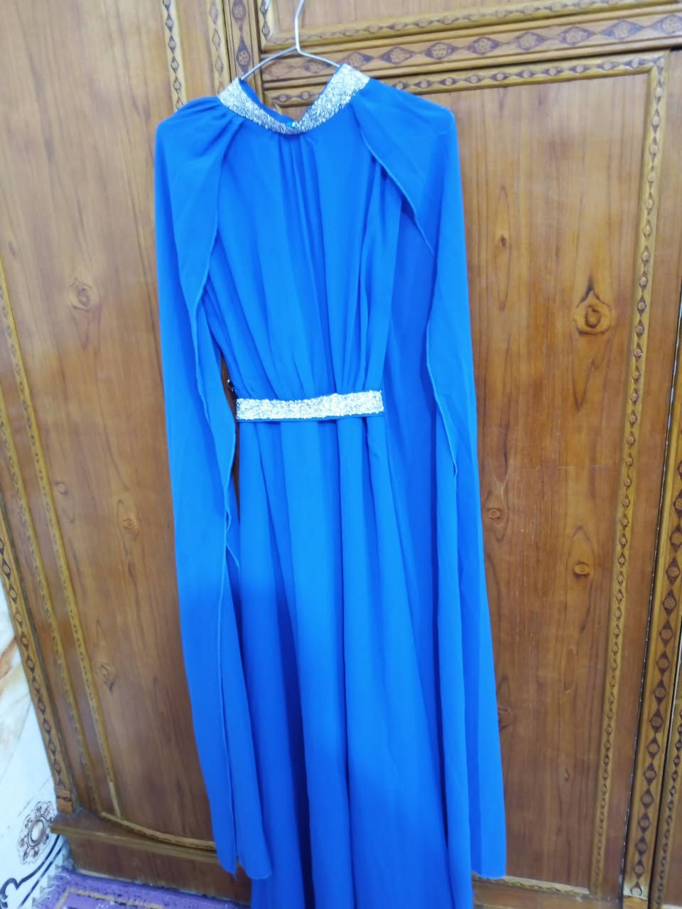 السلام عليكم فساتين للبيع الرقم للتواصل عل واتساب،***********
