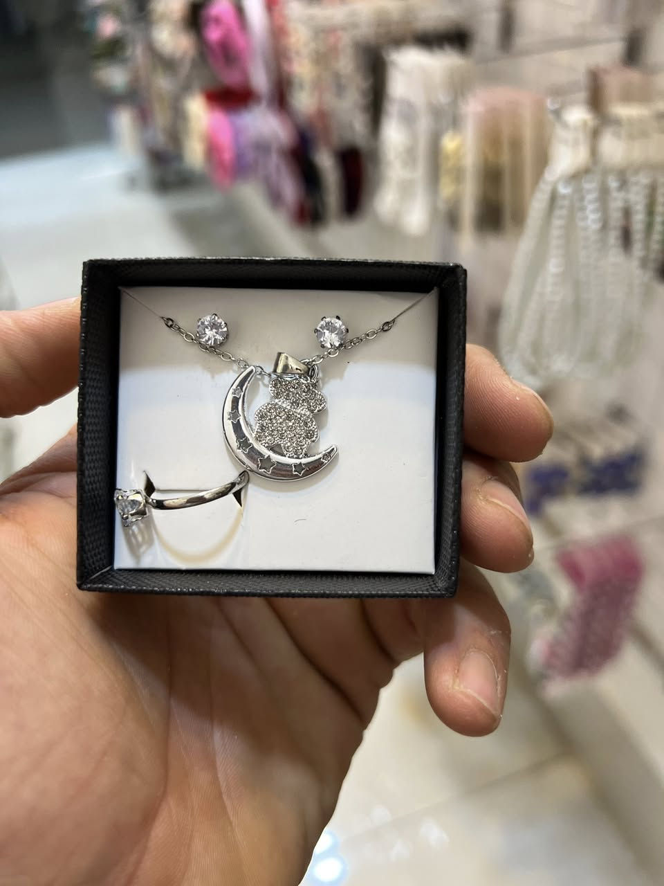 ---
لأجمل الإكسسوارات النسائية 💍💫

جديدنا وصل 🤍
قطع أنيقة – تصاميم عصرية – أسعار تناسب الجميع 🌸

كوني متألقة بكل مناسبة مع إكسسوارات الدر ✨

📱 للاستفسار والطلبات: [*********** ]

يوجد توصيل لجميع المحافظات
#explore #photography #fyp#اكسسوارات#مدارس
