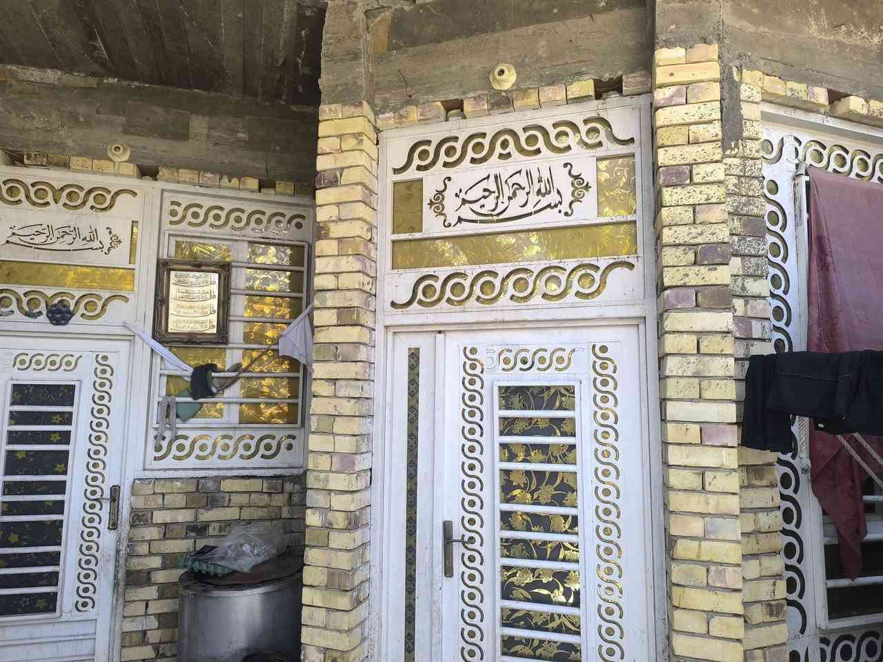 السلام عليكم بيت للبيع بناء حديث  المساحه 130 م عرض 6 ونص ونزال 20 حي العسكري قرب سوك بفرعين والمستوصف طالبقين طابق الاول كامل غرفتين وصاله وستقبال ومطبخ والفوك غرفتين مثل ما موضح بدون ترميم سعر 125 وبيه مجال لشراي رجائن مذكرره كل تفاصيل وكلشي واضح تواصل رقم ***********
