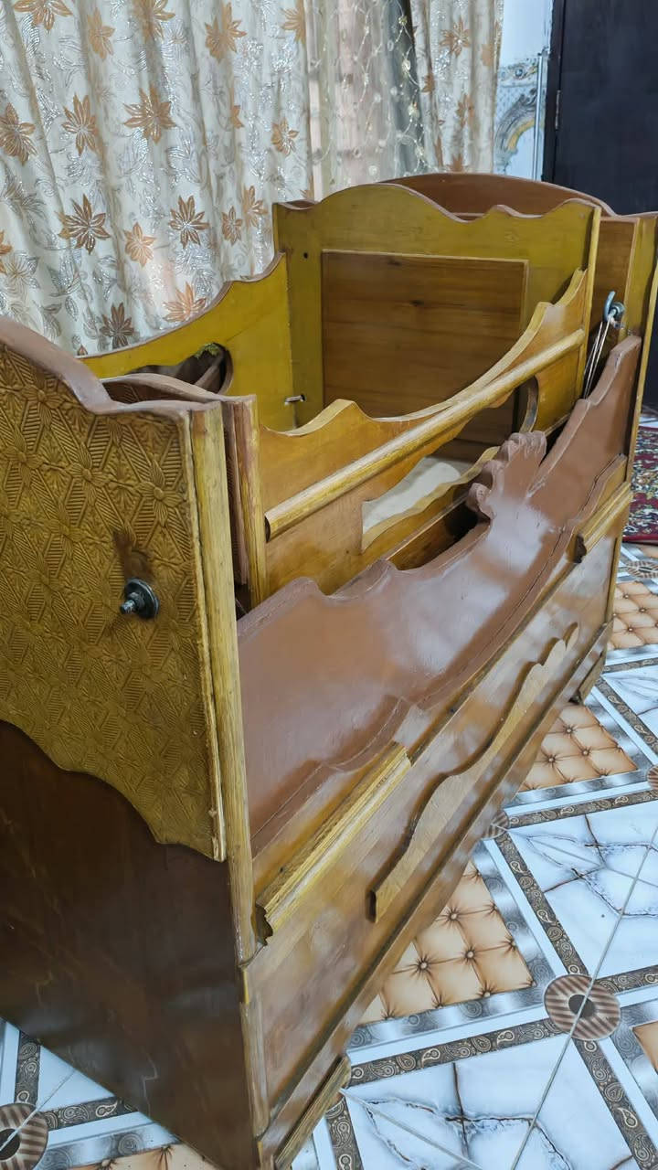 كاروك خشب صاج عراقي اصلي 
قطعتين قطعه چربايه وبداخلها كاروك ينفص عنها 
للاستفسار   اتصال على الرقم.   ***********
