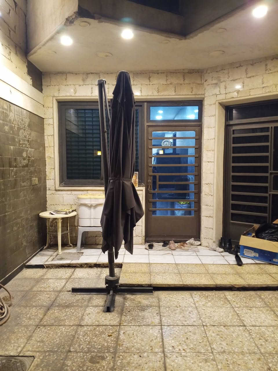 للايجار بيت يحتوي على طابقين معزولات بدرج خارجي والطرمه مشتركه النضافه بناء ٢٠٢٠ علشارع العام الرئيس مقابيل مركز الوليد منطقه نايف السردي الطابووايضا حديقه وكراج خارجيات عله الشارع تشجير المساحه ١٥٠ يؤجر البيت أما كاملا مليون وخمسمائه أو على أنفراد الواحد ٧٥٠٠٠٠ يحتوي عله خمس غرف نوم وبيتونه سطحين وطرمه كبيره الطابق الارضي ٢غرف والأعلى ٣ غرف هاتف***********معلومه البيت الارضي مؤثث بالكامل والأعلى نصف اثاث
