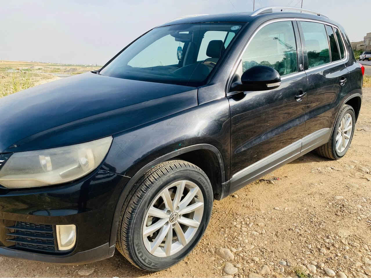 فۆلکسواگن تیگوان (Tiguan) ٢٠١٧ بۆ فرۆشتن
 مۆدێل: ٢٠١٧
 ڕەنگ: ڕەشی بریقەدار (مەلەکی)
 مەکینە: 1.8 تۆربۆ (بێ کێشە و زۆر بەهێز)
 گێڕ و مەکینە: بە شەرت و لەسەر کلیل
مواسەفات (فول مواسەفات):
 پانۆراما
 بەسمە (شەش لۆک)
 تەبرید مەرکەزی
 هیتەر (گەرمکەرەوەی کوشن)
 هەموو سیستەمەکانی تری فول مواسەفات
باری بەدەنی سەیارەکە (بۆیاخ و ئێرباگ):
 تەنیا یەک پارچە بۆیاخی هەیە (بۆڵندەکەی - چەمەلەغی پێشەوە).
 ناوەوەی سەیارەکە (داخلی) بە تەواوی نەگرتووە و بێ لێدرانە.
 پەڕەشووت (ئێرباگ)ی نەتەقیوە و بە شەرتە.
نرخ و مامەڵە:
 نرخ: ١١٥ وەرەقە (١١,٥٠٠ دۆلار)
 کەمێک مەجال و مامەڵەی تێدایە بۆ کڕیاری ڕاستەقینە.
بۆ پەیوەندی و زانیاری زیاتر:
📞 ژمارەی تەلەفۆن: *********** اكر, نينوى
