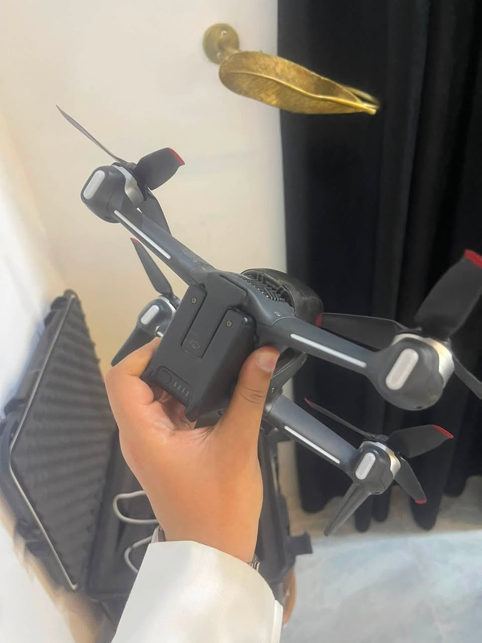 السلام عليكم
طياره درون Dji fpv 
موديل ٢٠٢٣ 
باتريات وياها ٣ 
نضاره vr وياها 
و الجويستك 
و مزوده ب باترين 
و هوائيات 
جديده مستخدمه استخدام 
قليل وبسيط 
فول مواصفات 
وياها جنطه 
كامله ملحقاتها  
توصيل موجود  

    DJI FPV Goggles V2
* ريموت DJI FPV Remote Controller 2
* حقيبة حماية صلبة

وهذا طقم ممتاز للطيران بنظام FPV.

المواصفات

* 📷 الكاميرا: 12 ميغابكسل، مستشعر 1/2.3 بوصة CMOS.
* 🎥 تصوير فيديو:
    * 4K حتى 60 إطار/ثانية.
    * 1080p حتى 120 إطار/ثانية.
* 👁️ زاوية التصوير: 150° واسعة.
* 🚀 السرعة القصوى: حوالي 140 كم/ساعة (في وضع Manual).
* ⏱️ وقت الطيران: حتى 20 دقيقة تقريبًا.
* 📡 مدى الإرسال:
    * حتى 10 كم وفق معيار FCC.
    * في أغلب الدول يكون أقل حسب القوانين والبيئة. 
* 🛰️ يحتوي على GPS، والعودة التلقائية (Return to Home)، وإيقاف طوارئ مع الثبات (Emergency Brake & Hover). 

هـ ***********
