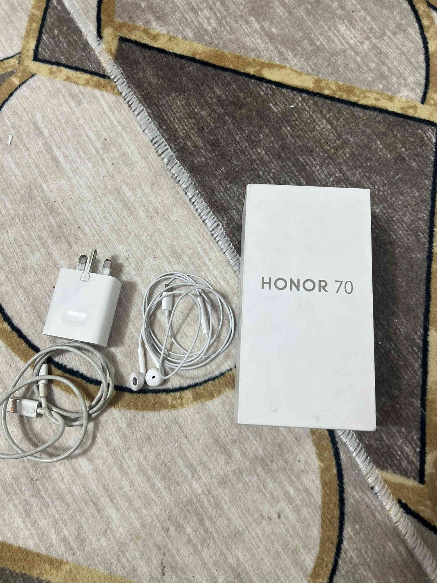 السلام عليكم
 هونر 70 للبيع
ذاكرة 256 العشوائية 10
اندوريد 14
دقه شاشه FHD
المعالج 778Gplus
سعة البطارية 4800
شحن سريع66 واط 
بصمه اصبع وبصمه عين 
غراضه كامله شاحنه الاصلية مال شركه
وبعد بي هواي مواصفات والجهاز نظيف مامتعوب تجي تفحص وتقتنع يله تاخذه السعر 275
★مكان بغداد الغزالية ***********
