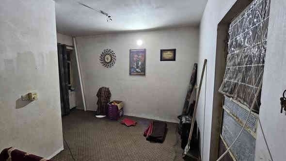 السلام عليكم

بيت ركن للبيع بمنطقة حي اور قرب مدرسة بحر العرب قريب على جامع عمار بن ياسر

مساحة البيت: 75 متر

12.5 × 6
يحتوي البيت 
 الطابق الارضي صالة وغرفة نوم عدد واحد 
ومنور ومطبخ وخدمات
الطابق الاول غرفة عدد واحد 
وحولي والسطح بي سندويش مخزن وتواليت

البيت بناءه متوسط جاهز للسكن

السعر المطلوب: 160 مليون وبي مجال

للاستفسار اكثر واتساب
***********
