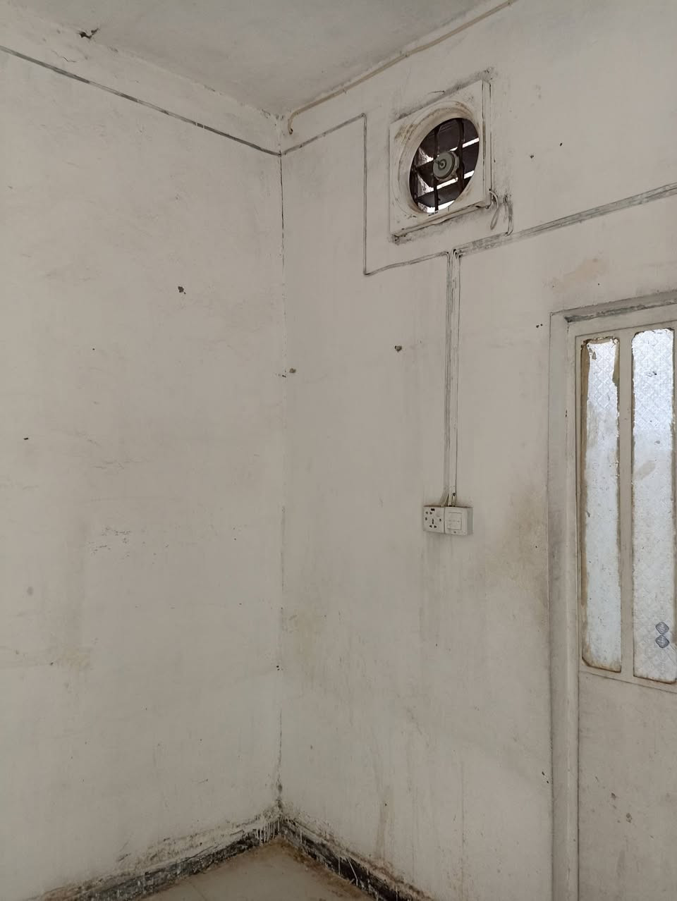 للإيجار: حوش، صحيات مع حمام، استقبال صغير، مطبخ، هول، مرافق، هول، 2 غرف كبيرة، الارضية بورسلين، كهرباء جديدة، كيزر، تانكي، خط مولده. منطقة الدليمات مقابل بيت الحاجة المرحومه ابريعه، نظيف كلش، 250 الف الايجار مع الماء والكهرباء.(***********)
