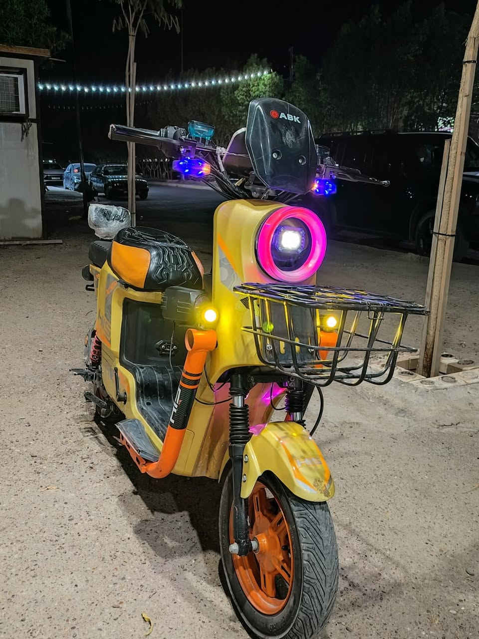 السلام عليكم عندي درجة شحن X900 ببع بطارية جدد 5 2026 مكانك بغداد درجة خلو درجة 2025 بيع او تراوس السعر 380 مجال شراي تصل رقم *********** حسين
