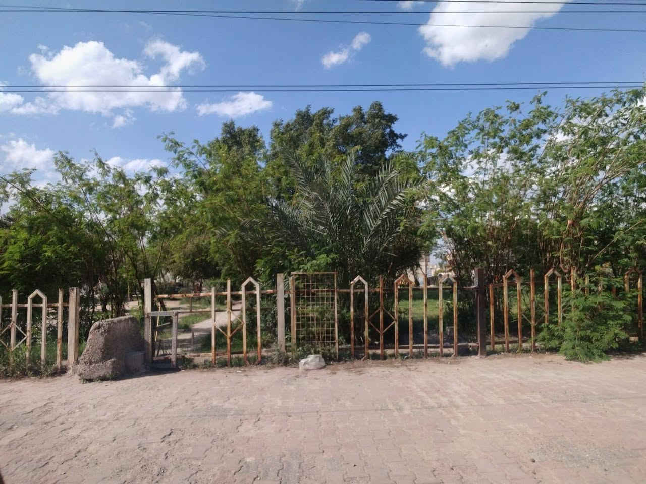 عقار للبيع يعتبر قطعة أرض لكن ينسكن بي المساحة 300 واجهة 15 نزال 20 الحبيبية شارع سجة مقابيل منتزه او تقطيع حسب الطلب سند مستقل 5 بيت عن شارع العام يبعد 200 متر عن ساحة الحمزة ***********
