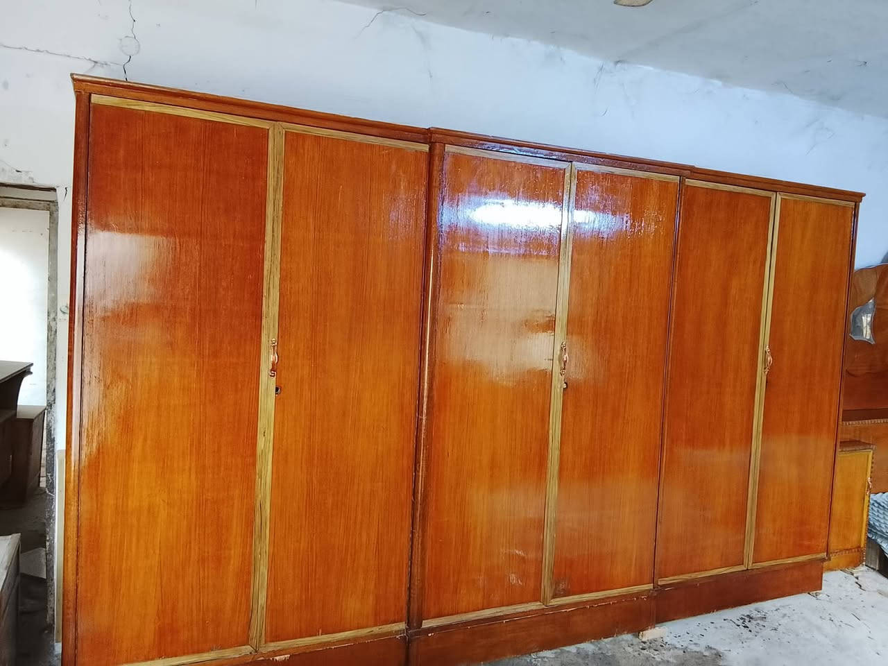 صلي على محمد وال محمد 
غرفه خشب صاج عراقي ابو 5ملم داخل وخارج صاج الغرفه نضيفه كامله مكمله مابيها كل ضرر صبغ وتلميع ويدات وقفاله كله جديد يعني بس تشدها. مكاني بالقاسم للاستفسار عن السعر اتصل او راسل ***********
