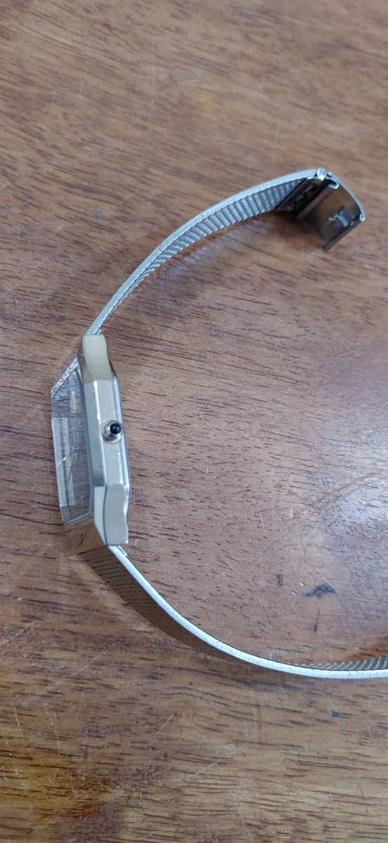 ساعه اصليه ياباني CREGAR
نظافه 97 بالميه شغال ع وضع الشركه 
لون ذهبي على برونزي 
السعر   75 الف  
للتواصل ***********
يوجد توصيل
