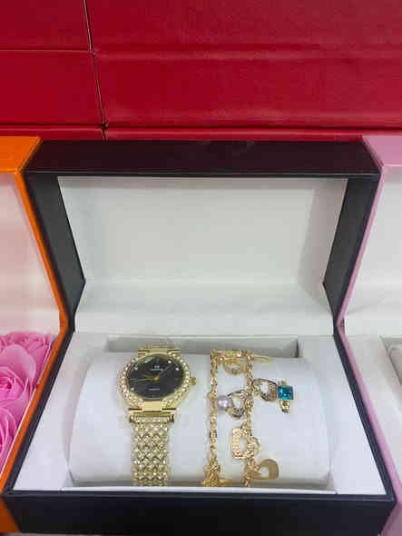 وصل الجددديد هدايه بكجات باسعار مناسبه جدا 
نسائي ع 9 الف بس 
رجالي ب12

يوجد توصيل 
واتساب حجز ***********
كوزمتك ابو مهدي مقابيل بنايه سيد علي ع شط
