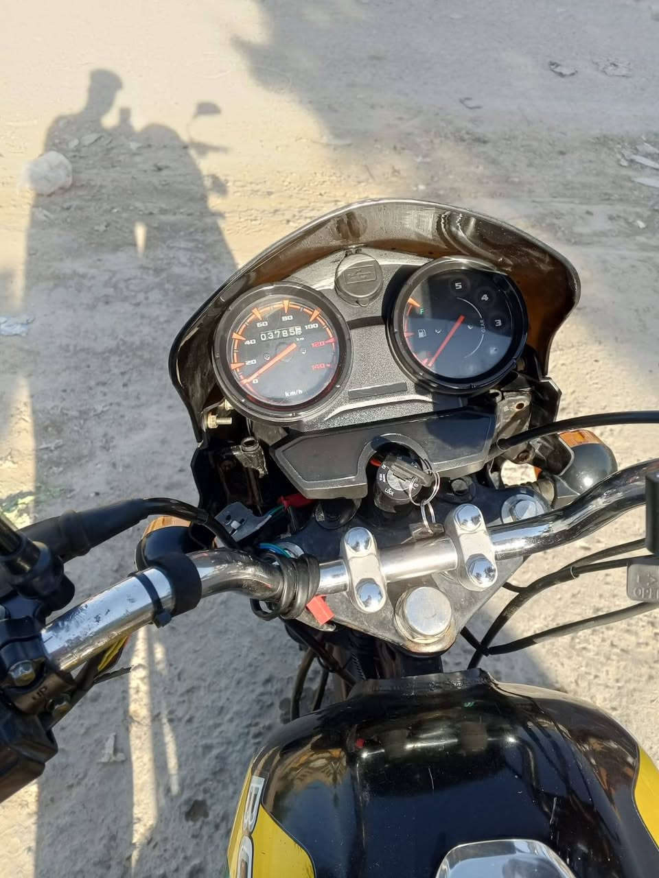 سلام عليكم شباب دراجه بوكسر كلاسك مديل 22 جديده ماشيه 37الف مكفوله من كلشي بس أوراقه ضايعه اكفلك سرقه عشاير بيهة زنون اب 65ثلجي تخم تاير سلف هندر بكل وكت ذاراجه مامفتوحه جيب فيتر وتعال إذا متوحه تأخذه بلاش دراجه سعر 800بيهة مجال حك جيه عنواني بغداد مدينة الصدر واتساب *********** و صيد مامتواجد عل نت
