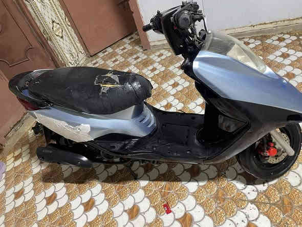 سلام عليكم بريس للبيع او مراوس بكامكو  دراجه كامله مابيها نقص فقط سلف سعرها 350 وبيها مجال لشراي خاص موجود اتصال موجود ***********
