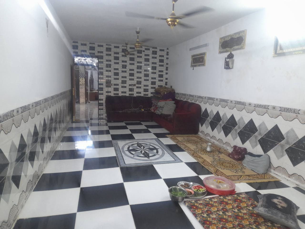 ‏بيت بالحميدية للبيع مساحة 260م واجيه 7ونص ونزال 36 مربع غرفتين واستقبال وحولي مطبخ حوش جبير عرض شارع 50م مقابل سياج حاكم زاملي بناء جديد 2025 سعره 125 وبي مجال ***********
