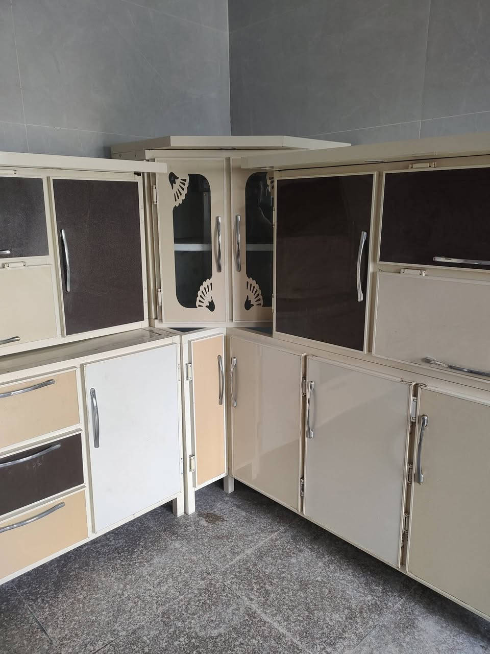 كاونتر مستعمل نضيف خمس قطع
الشراي يدخل خاص او يتصل***********
