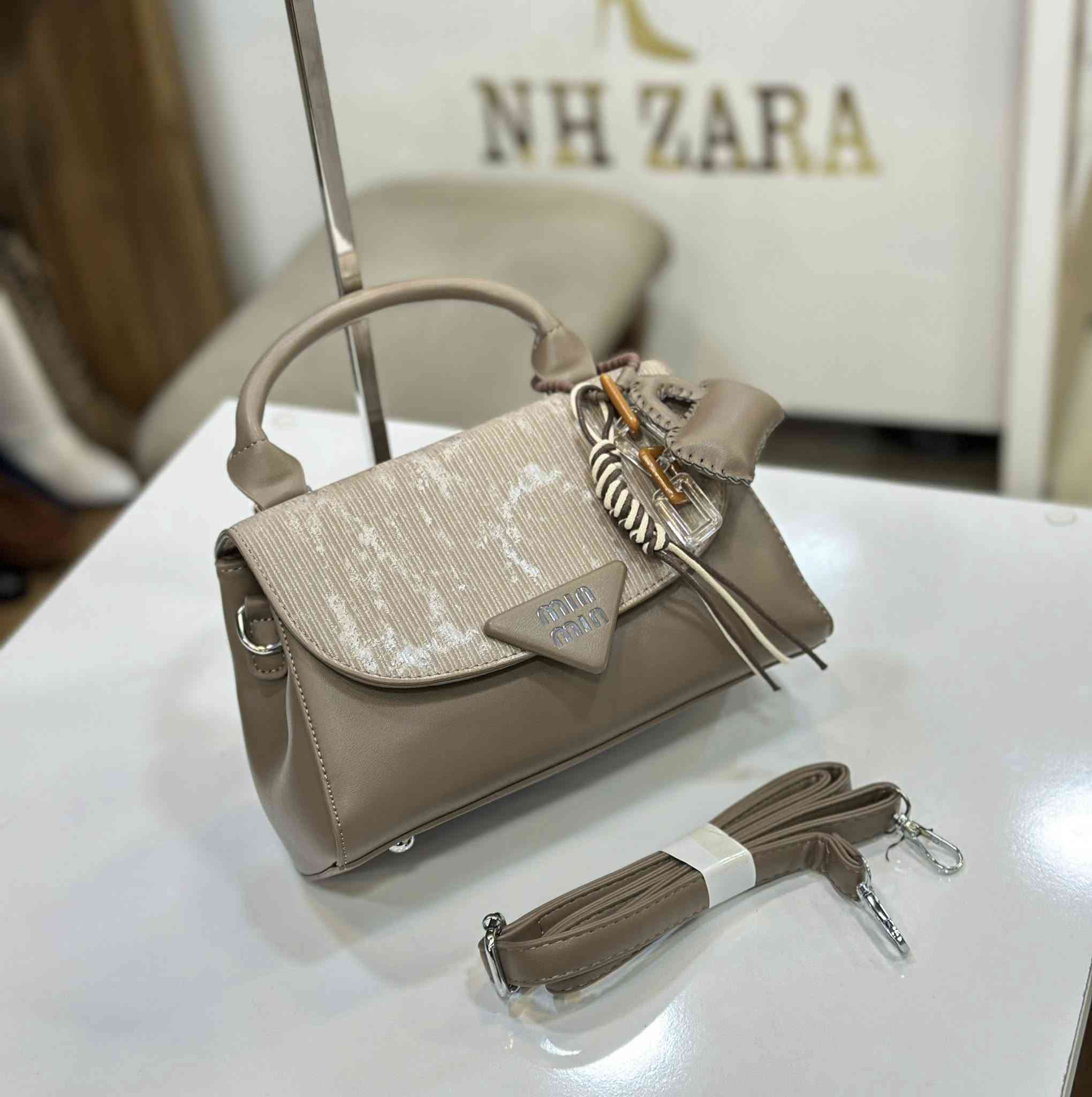 وجبة جديدة من الحقائب البناتية👜💼🌸🥰
جميع الموديلات حجم وسط جلد طري ✅🌺

السعر مكتوب اسفل كل صورة 💵👇👇

الموصل / الزهور - مجمع عزيز فتحي ط3 🌹

التوصيل داخل الموصل الفين دينار فقط 🚗🚕

التوصيل للاقضية والنواحي والمحافظات 5 الاف🚗🚕

المحل مفتوح يوميا من 11 صباحا الى  10 مساءا 🙏🌺⏰

لطلب التوصيل يرجى ارسال :
- صورة الموديل مع ذكر اللون والقياس 👝🧳👠👞👟
- اسم الحي مع اقرب نقطه دالة 🏡
- رقم الهاتف ☎️


**إذا كنت صاحب هذا الإعلان وتريد حذفه لأي سبب، رجاءا أرسل رسالة إلى الدعم الفني**