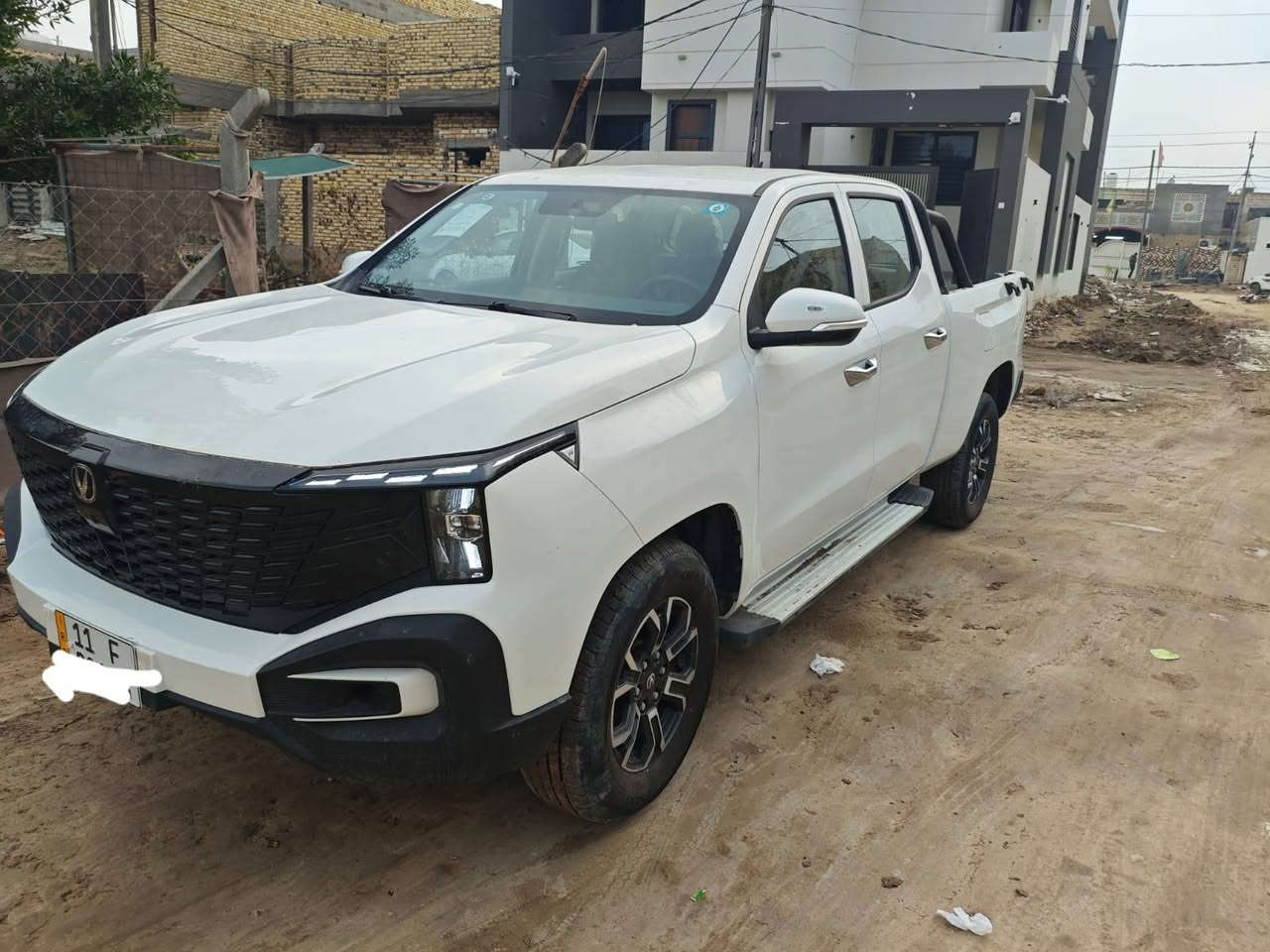 شانجان هنتر بلكن هايبرد دبل قمارة 2025
Changan Hunter Plug-in Hybrid 2025 / Nevo Hunter K50

السيارة كامل مواصفات:

بيك أب دبل قمارة

REEV – هجين ممتد المدى (Extended Range Electric Vehicle)

تمشي كهرباء 100%

Plug-in Hybrid (كهرباء + بنزين)

دفع رباعي AWD / 4×4

منظومة القوة والأداء:

محرك 2.0 تيربو بنزين (يعمل كمولّد)

محركات كهرباء أمامي + خلفي

عزم قوي + هدوء القيادة الكهربائية

توزيع ذكي للعزم حسب وضع القيادة والطريق

البطارية والمدى:

بطارية 31.18 kWh

مدى كهرباء حتى 131 كم (NEDC)

داخل المدينة كهرباء كامل

استهلاك بنزين اقتصادي جدًا

تقريبًا 4 لتر / 100 كم

أوضاع القيادة والتحكم:

أوضاع قيادة: Standard / ECO / Sport

أوضاع نظام الهجين:

أولوية كهرباء

تشغيل تلقائي ذكي

كهرباء إجباري

تشغيل البنزين عند الحاجة

تحكم بثقل المقود: Comfort / Light / Sport

Trailer Mode (وضع السحب)

Car Wash Mode (وضع غسيل السيارة)

أنظمة السلامة ومساعدة السائق (ADAS):

ESC نظام الثبات الإلكتروني

Traction Control (CTS) مانع الانزلاق

HDC نظام التحكم بنزول المنحدرات

EPB فرامل يد إلكترونية

AUTO HOLD تثبيت تلقائي عند التوقف

نظام تحذير المشاة عند السرعات الواطئة

أنظمة مساعدة قيادة مفعّلة ضمن قائمة ADAS

الراحة والأنظمة الذكية:

قفل وفتح ذكي للأبواب (كل الأبواب أو باب السائق)

قفل تلقائي أثناء القيادة + فتح تلقائي عند التوقف

رفع النوافذ تلقائيًا عند القفل

تحكم بالنوافذ من الريموت

تهوية المقصورة تلقائيًا عند فتح السيارة بالريموت

تنشيف ذاتي للمكيّف (Anti-odor / Self-drying)

حفظ إعدادات القيادة

عرض ذكي للمدى (NEDC / CLTC)

شاشة لمس مركزية كبيرة للتحكم الكامل بإعدادات السيارة

ملاحظات مهمة:

🔹 السيارة باسمي – تحويل مباشر 

🔹 مرقّمة بغداد حاليًا 

🔹السيارة زيرو المطلوب ٢٧٥

📞 للاستفسار الاتصال برقم صاحب السيارة: 

*********** وات ساب
