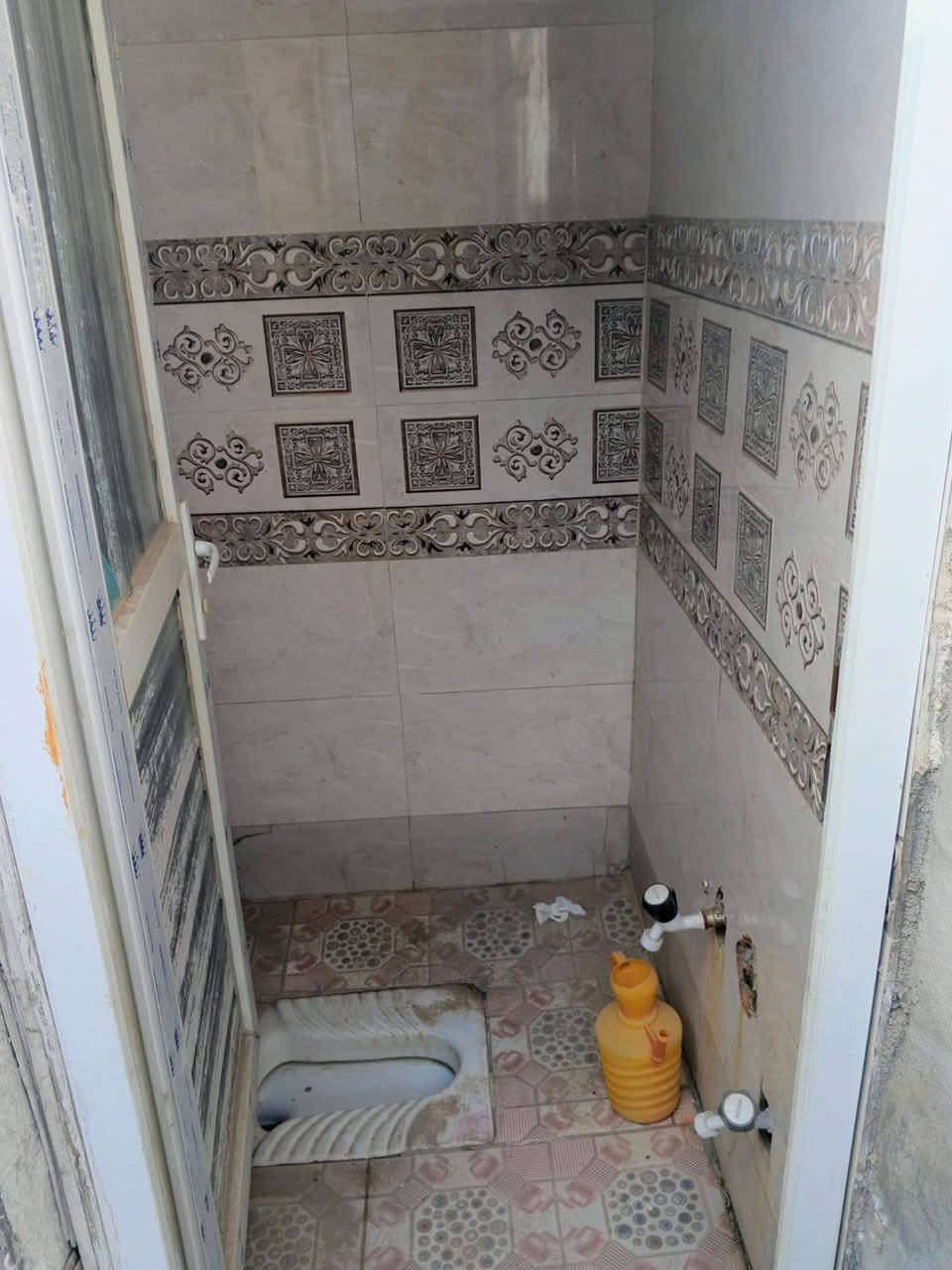 السلام عليكم البيت للبيع  خلف اصباغ الكرستال 
100 متر مربع واجهيهه 10 والنزال 10 
غرفه وحده .صاله .استقبال .مطبخ.صحيات داخليه  وخارجيه 
معروض ب20 وبي مجال لشراي 
***********
