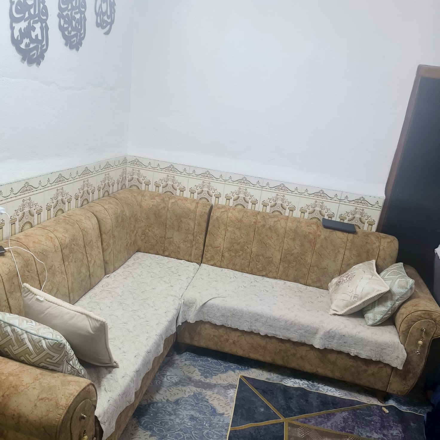 تخم حرف L وميز مال تلفزيون وجربايتين مهات نفر نفس لون ستفسار***********
