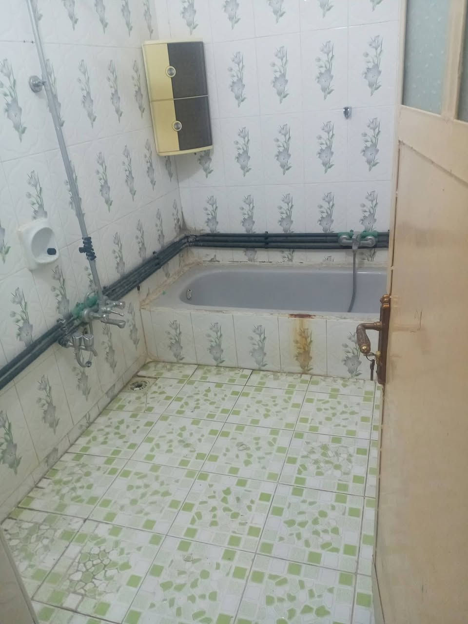 السلام عليكم
الدار للايجار 
الموقع  ام الخيل  الثالث 
 طابو  
 المساحه ٢٠٠ م
 تفاصيل البيت   طابقين
٣ غرف نوم  
. ٢ صاله 
استقبال 
مطبخ  
مجاميع صحيه داخليه وخارجيه بالطابق الثاني سطح
كراج
للأستفسار الاتصال عل أرقام التاليه ***********
***********
***********
