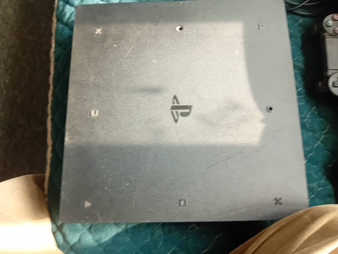 سلام عليكم  بلي فور برو مهكر مامفتوح السعر ٢٧٥ الف وياه ٣ يدات اصليات***********
