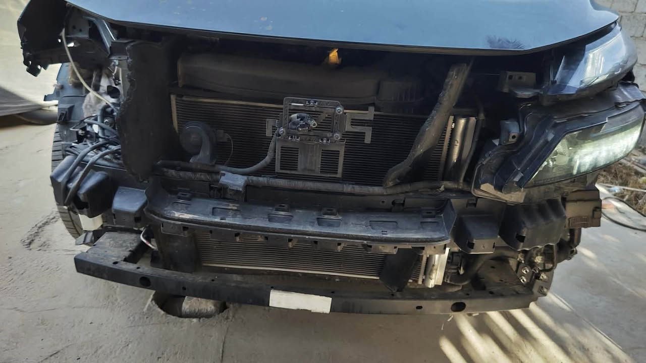 نيسان روج موديل 23 
مواصفات Sv  AWD
محرك 1.5 تيربو 201 حصان وعزم 300 نيوتن
رادار امامي وخلفي وجانبي 
توقف ذاتي
قيادة الية
اوتو هولد 
اوتو ستار
خمس اوضاع قيادة
نقطة عمياء
كامرة خلفية 
تبريد امامي خلفي مناخين
فول تحكم ستيرنك مع اوامر صوتية
شاشة تدعم ابل كار بلي واندرويد اوتو
كشن كهرباء
لايت ليد مع انارة نهارية
العداد 14 الف ميل مشي امريكا
السيارة جديدة بمعنى الكلمة 
الحادث فقط تبديل چاملغ ايسر وصبغ طرف البنيد والباقي مكفول كفالة عامة محرك كير تبريد شرط بلادي برغي ما مفتوح صور الحادث 👇 مرفقة 
السعر 155 مرقم بأسمي رقم دولي 
مزيد من التفاصيل الاتصال على الرقم 
***********
مكان السيارة كربلاء
