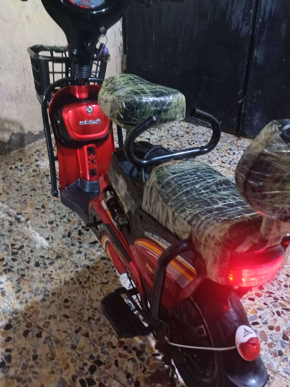 السلام عليكم دراجه شحن للبيع الدراجه نضيفه كلش اربع بطاريات وتشغيل بصمه وسويج سرعه 50 حقيقي وبيه 3 نمر الدراجه كلشي شغال بيه السعر 250 وبيها مجال المكان البصره.. الرقم ***********
