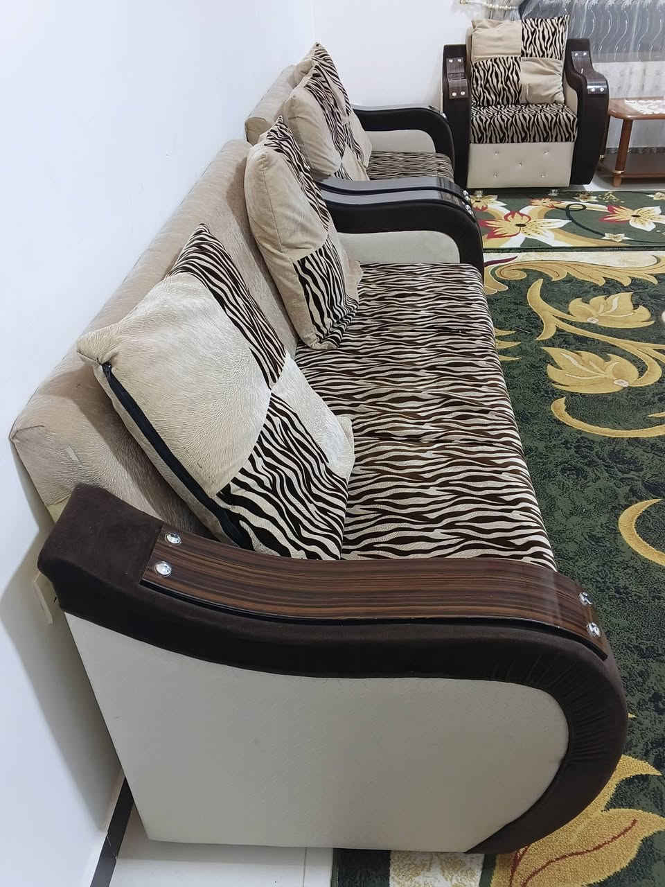 تخم قنفات تسكام مبطن جلد فخم 10/نفرات درجة اولا فد شي مرتب ونظيف استعمال قليل السعر 325///اتصال وتساب ***********
