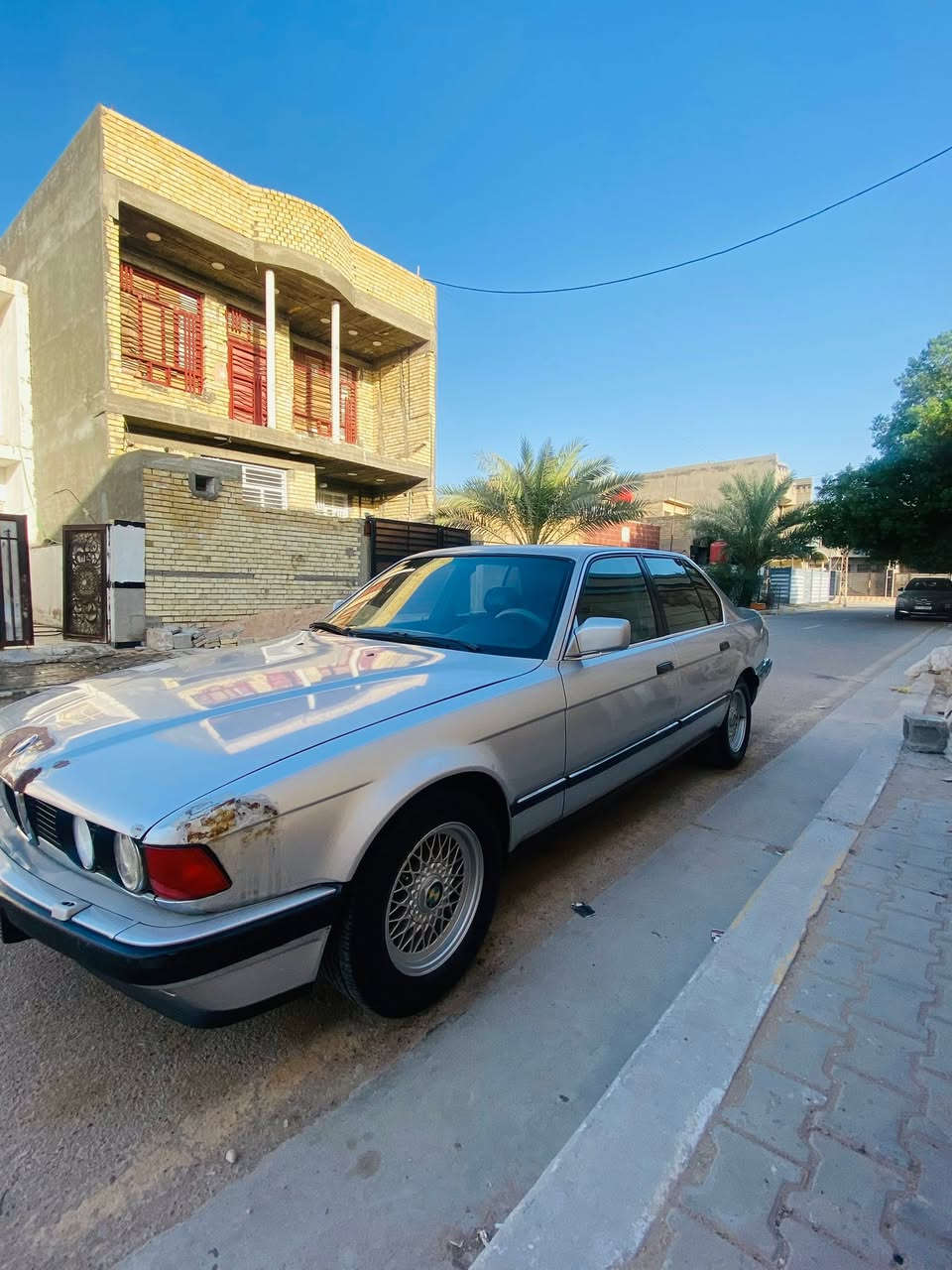 السلام عليكم بيئم موديل 1990الحجم 730سياره جديده مابيها نقص فقط تبريدها والگير بيه مشكله بصيطه مكانها بغداد المحموديه السعر ٤٥وبيها مجال رقم ***********
