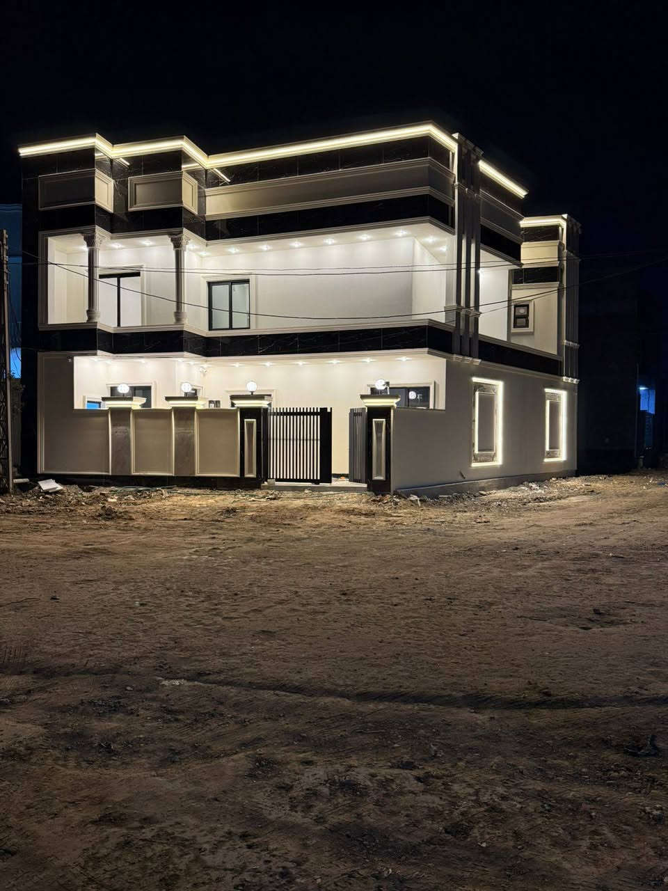 دار سكن بناء حديث للبيع
طابقين غير مسكون
ام الخيل 3  يقع على شارع بعرض عشرين متر
____________________
المساحه / 165 متر
الواجهه / 10 متر  ركن
____________________
الطابق الأرضي
غرفتين نوم / صاله / استقبال / مطبخ /  حديقه / كراج / 3 مجاميع صحيه

الطابق الأول
3 غرف نوم نظام سويت / صاله / مجموعه صحيه
ملاحظه الدار مجهزه بالطاقه الشمسيه
_____________________
للاستفسار
مراجعة مكتب النخبة للعقار الواقع حي العروبه شارع المتحف مقابل ايسي كريم الإيطالي او الاتصال على الأرقام التاليه
***********
***********
