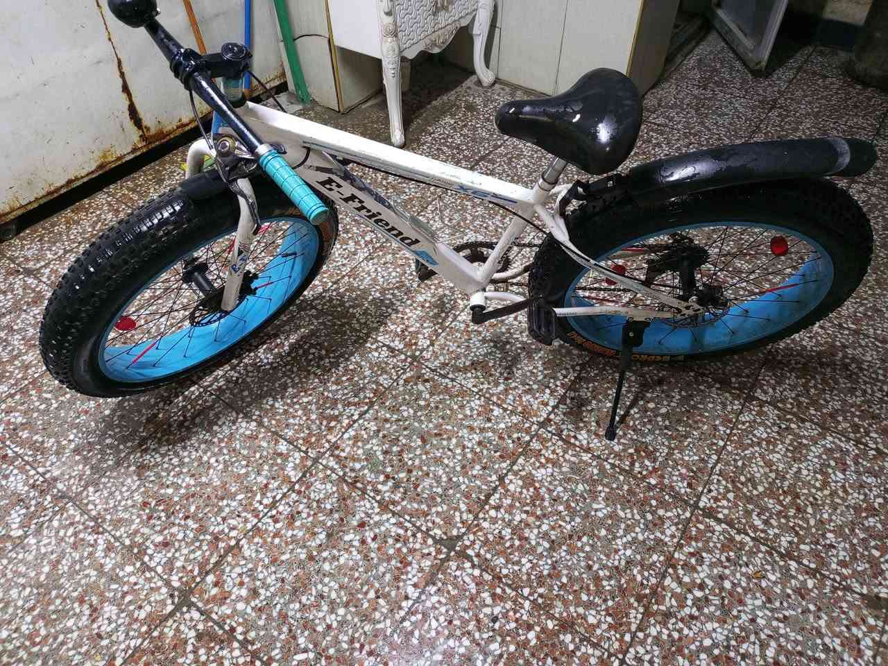 باسيكل نوع دبابة، حجم21،ابريكات يشتغل، تايرات جديدة، سعرة 95 و بي مجال اتصل على رقم ***********
