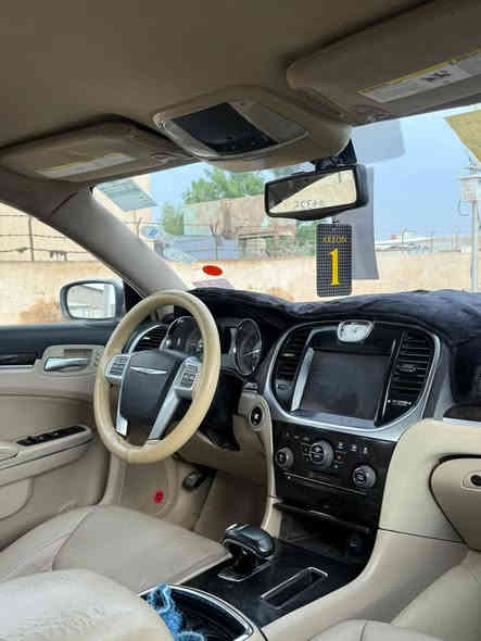 لبيع كرايسلر  موديل 2013 وارد خليجي بيها رشات صبغ تجميل وبيها حزام تحويل بسمي  موصفات دواخل عسلي كشنات كهربائي. جيهتين جلد كأمره وشاشه سياره بيها موصفات حلوه وجاهزه طخم تاير وكير ومكينه السعر 145 وبيه مجال لطيبين  ***********
