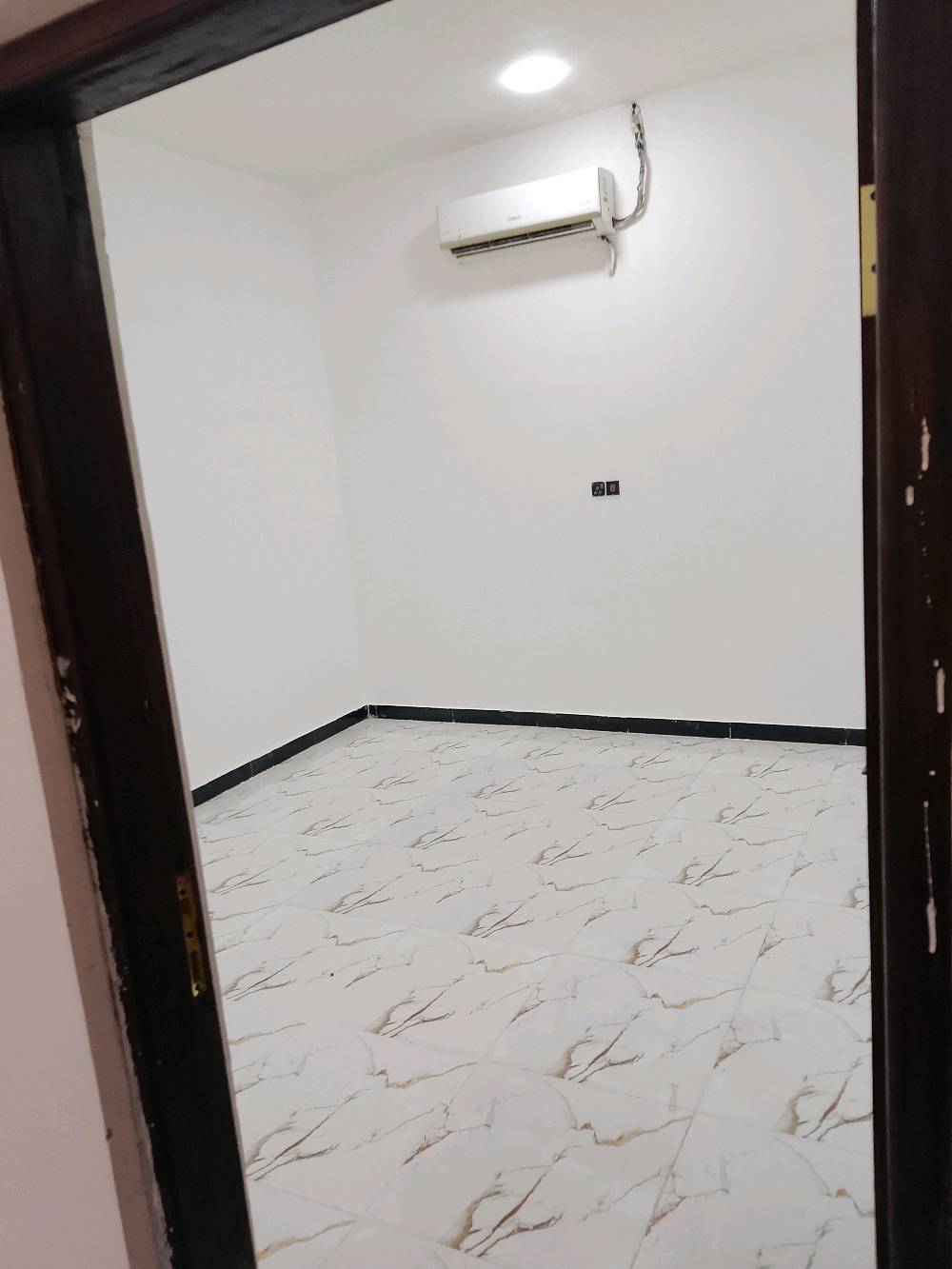 السلام عليكم توفر بيت مساحة 150 متر البصره الجزيرة شارع فيروزيه عدد غرف2 بيت مرتب تعال وشوف بعينك