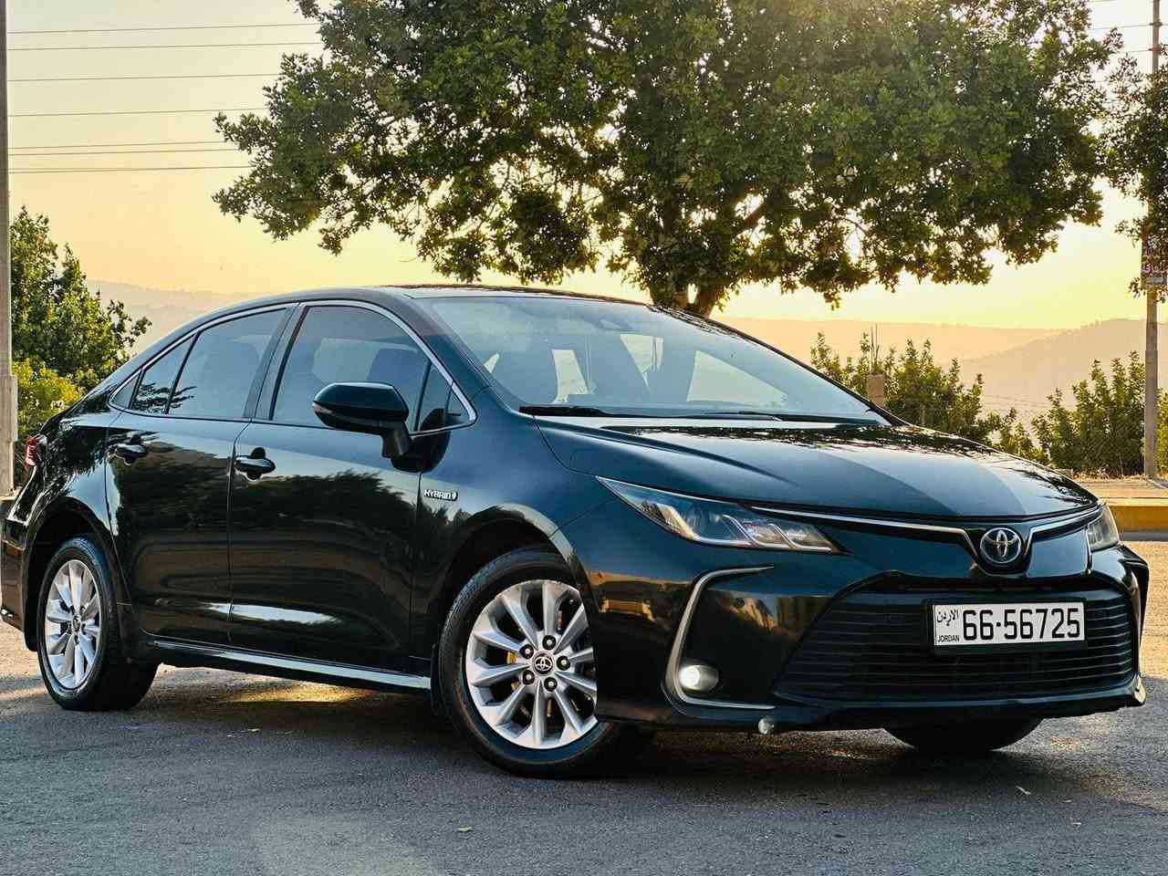 تويوتا كورلا موديل 2022هايبرد 
بسعر :16.500

0796960853
 الفحص 7 جيد

مع تشيك بشكل دوري

 المواصفات الفنية:
تحديد مسرب
• محرك 1.8 لتر – 4 سلندر – 16 صمام – VVT-i
• قوة 142 حصان / 6000 دورة بالدقيقة
• ناقل حركة أوتوماتيكي CVT – 7 سرعات
• نظام دفع أمامي
• استهلاك اقتصادي: تقريبا 450 بالتنكه

 أنظمة السلامة:

• ABS – EBD – BA
• VSC – TRC – TPMS
• وسائد هوائية أمامية للسائق والراكب
 المواصفات الداخلية والخارجية:
• مرايا جانبية كهربائية مع إشارات انعطاف
• نوافذ كهربائية أمامية وخلفية
• قفل مركزي + ريموت كنترول
• مكيف هواء يدوي
• راديو AM/FM + CD + USB + AUX
• عجلة قيادة قابلة للإمالة والتعديل
• 0796960853
السعر :16.500


**إذا كنت صاحب هذا الإعلان وتريد حذفه لأي سبب، رجاءا أرسل رسالة إلى الدعم الفني**