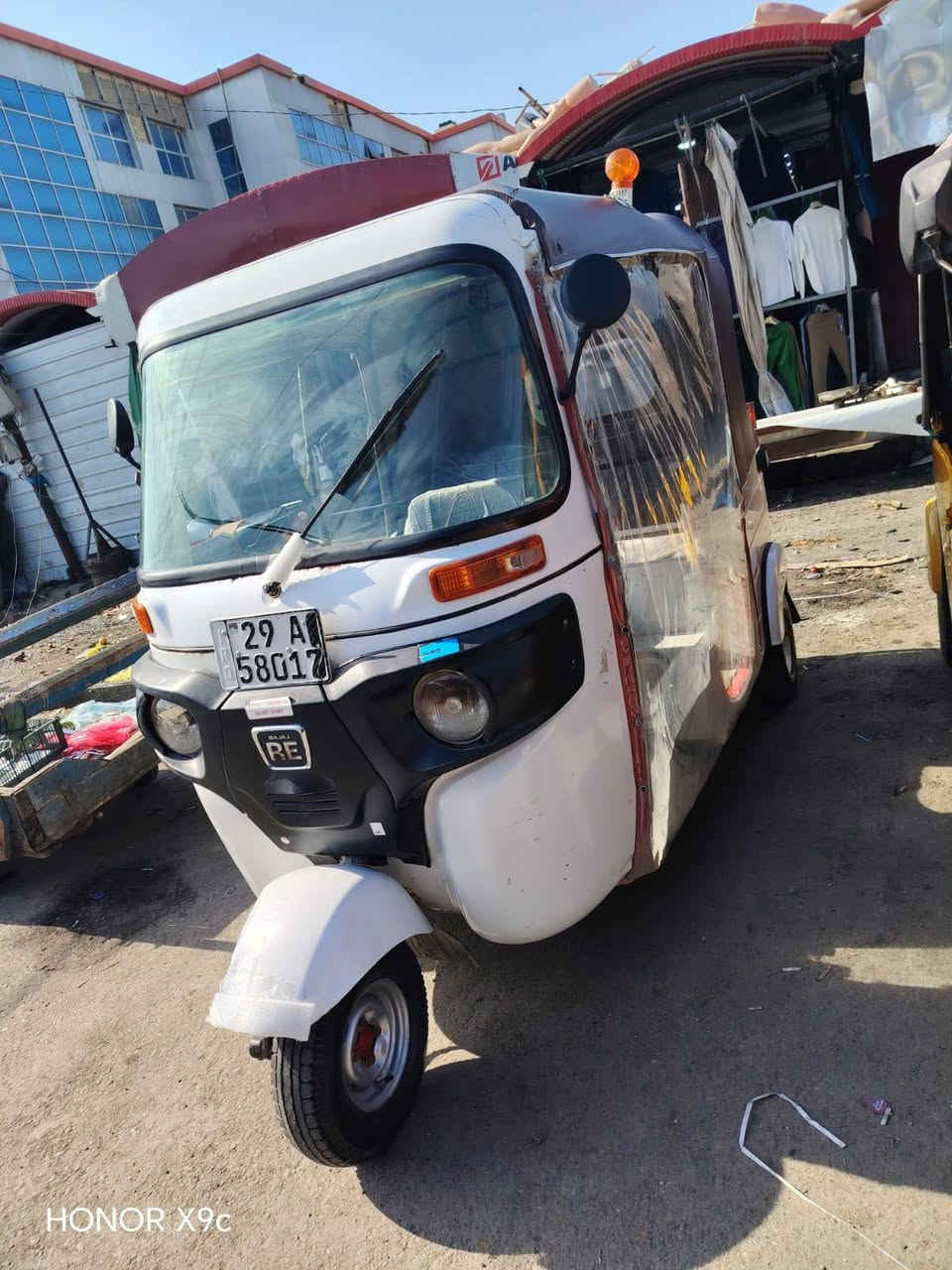 السلام عليكم تكتك لبيع موديل 2020 رقم واسط انكليزي تحويل ثاني يوم تكتك نضيفه وحلوه باتري جديد كابريتر جديد دوشمه جديد تخم تاير جديد  الشراي يتصل ويدلل ***********
