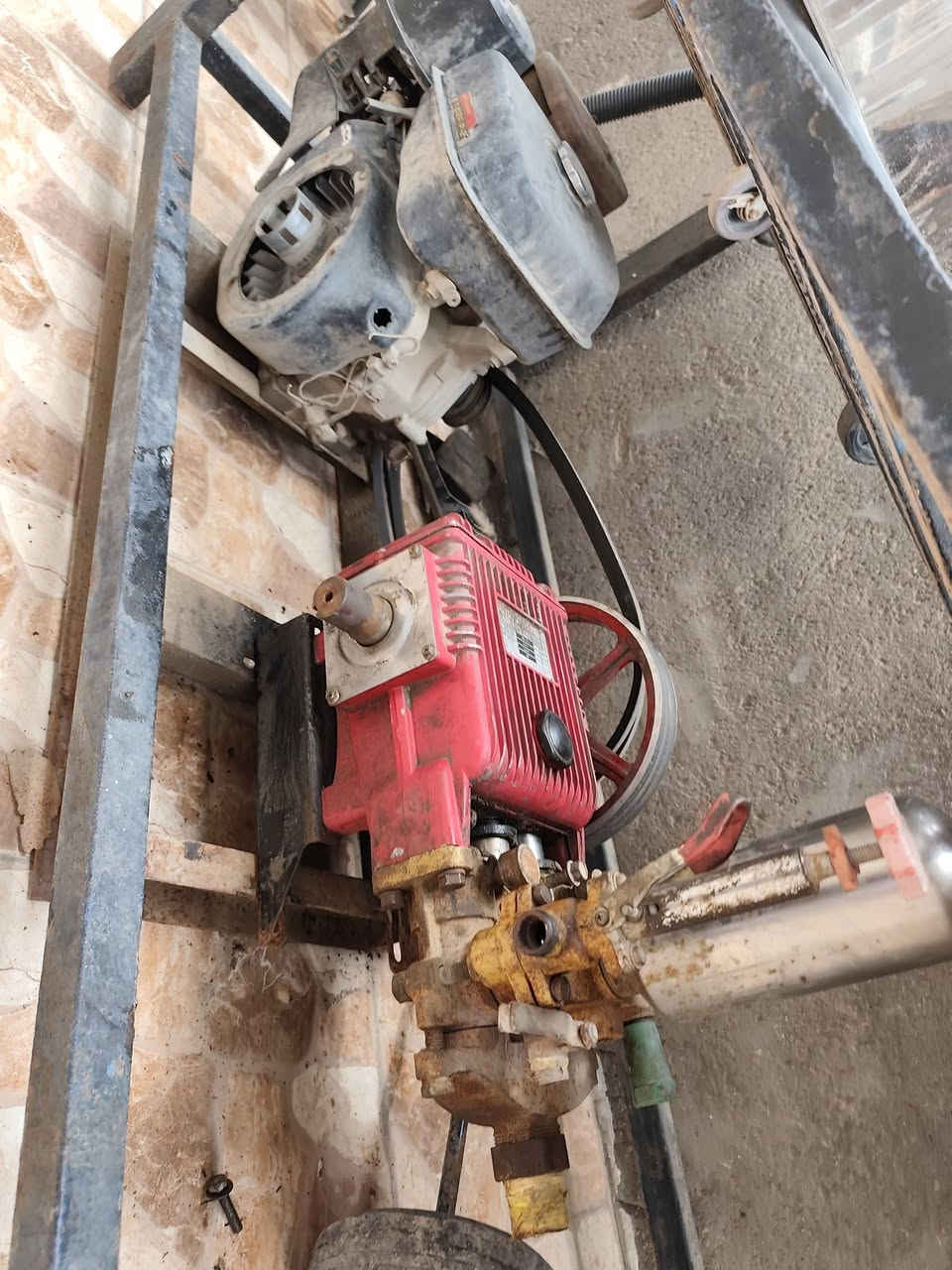 السلام عليكم 
للبيع مضخة مال غسل 120بار مع محرك بانزين 5ونص كيفي 
مستعمل شغال يحتاجله شغلات بسيطة 
سعره300وبي مجال كلش قليل
عنواني حله وردية خارج
رقمي ***********
